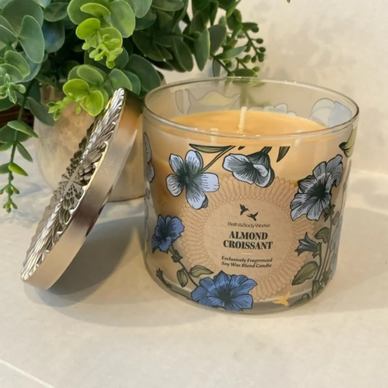 Cozy Vanilla Almond Candle - Premium 3-Wick Scented Experience